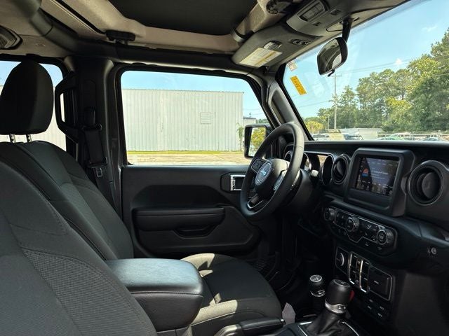 2023 Jeep Gladiator WILLYS Crew Cab Pickup Slide 22