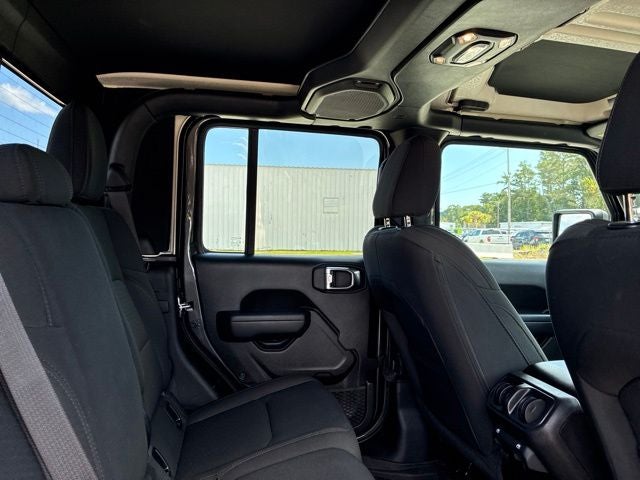 2023 Jeep Gladiator WILLYS Crew Cab Pickup Slide 23
