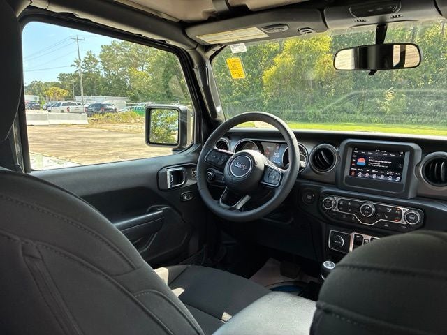 2023 Jeep Gladiator WILLYS Crew Cab Pickup Slide 23