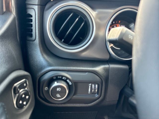 2023 Jeep Gladiator WILLYS Crew Cab Pickup Slide 24