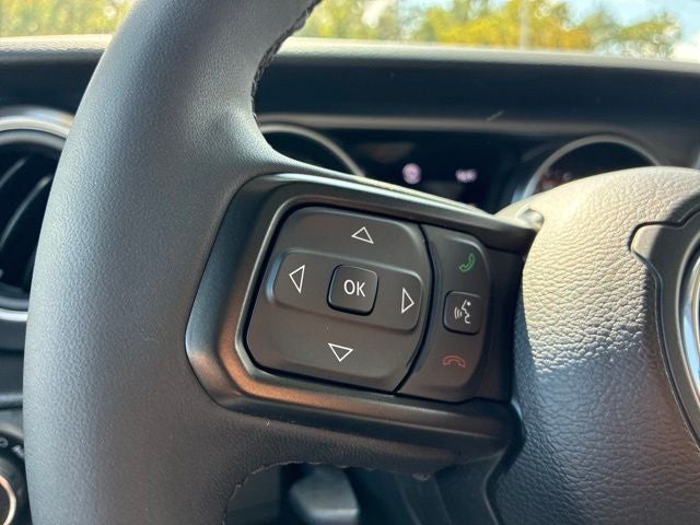 2023 Jeep Gladiator WILLYS Crew Cab Pickup Slide 25
