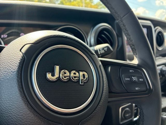 2023 Jeep Gladiator WILLYS Crew Cab Pickup Slide 26