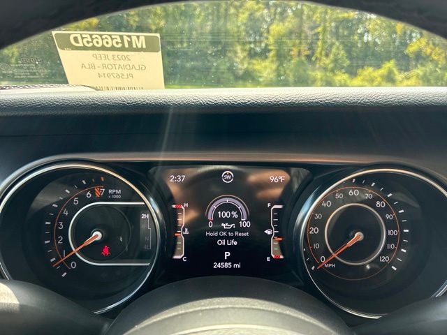 2023 Jeep Gladiator WILLYS Crew Cab Pickup Slide 28