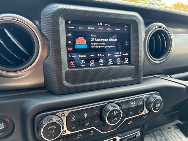 2023 Jeep Gladiator WILLYS Crew Cab Pickup Slide 28