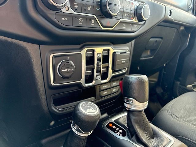 2023 Jeep Gladiator WILLYS Crew Cab Pickup Slide 29
