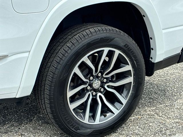 2025 RAM 1500 LIMITED Crew Cab Pickup Slide 10