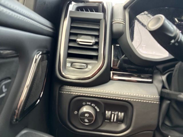 2025 RAM 1500 LIMITED Crew Cab Pickup Slide 27