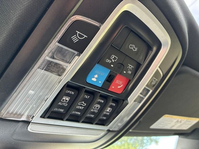 2025 RAM 1500 LIMITED Crew Cab Pickup Slide 35