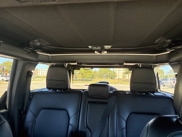 2025 Ford Bronco OUTER BANKS Convertible Slide 32