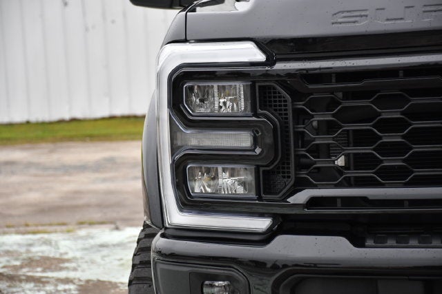 2025 Ford F-250SD LARIAT Crew Cab Pickup Slide 8