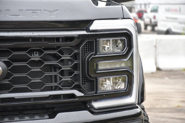 2025 Ford F-250SD LARIAT Crew Cab Pickup Slide 9