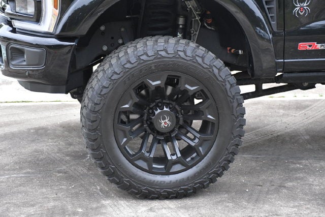 2025 Ford F-250SD LARIAT Crew Cab Pickup Slide 10