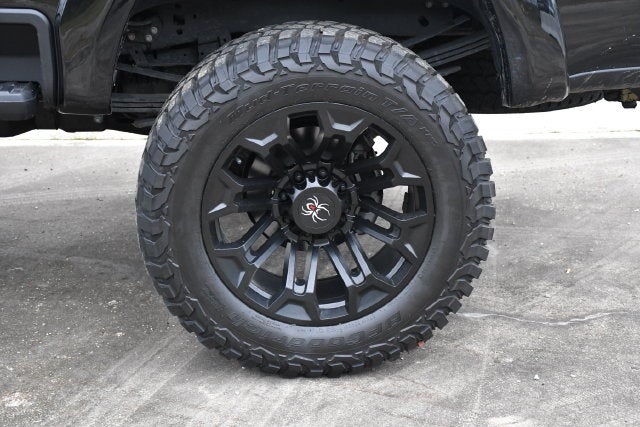2025 Ford F-250SD LARIAT Crew Cab Pickup Slide 11