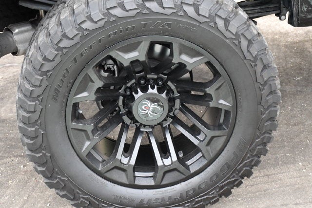 2025 Ford F-250SD LARIAT Crew Cab Pickup Slide 15