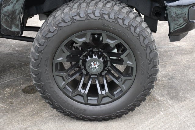 2025 Ford F-250SD LARIAT Crew Cab Pickup Slide 16