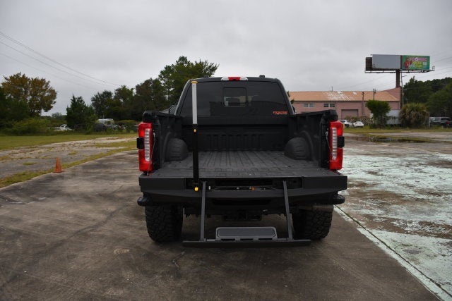 2025 Ford F-250SD LARIAT Crew Cab Pickup Slide 18