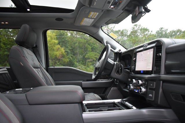 2025 Ford F-250SD LARIAT Crew Cab Pickup Slide 20