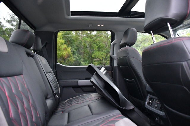 2025 Ford F-250SD LARIAT Crew Cab Pickup Slide 21