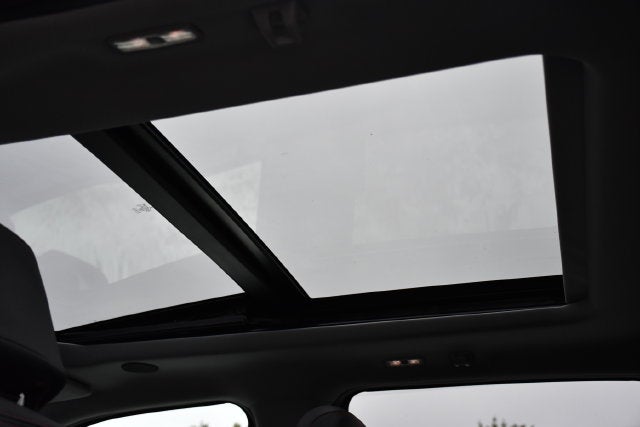 2025 Ford F-250SD LARIAT Crew Cab Pickup Slide 24