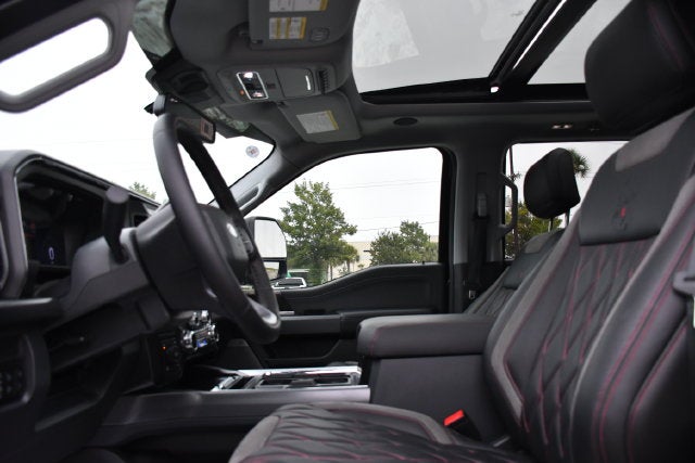 2025 Ford F-250SD LARIAT Crew Cab Pickup Slide 25