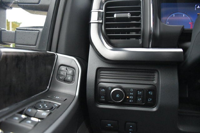 2025 Ford F-250SD LARIAT Crew Cab Pickup Slide 26