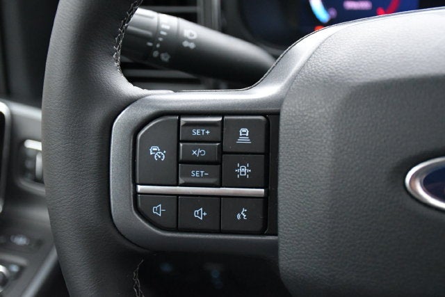 2025 Ford F-250SD LARIAT Crew Cab Pickup Slide 27
