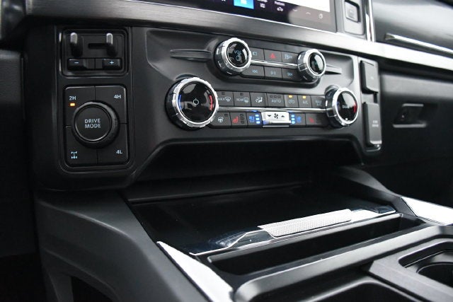 2025 Ford F-250SD LARIAT Crew Cab Pickup Slide 31