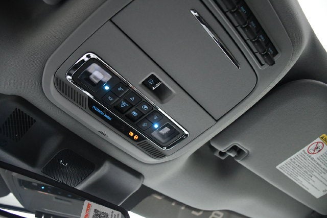 2025 Ford F-250SD LARIAT Crew Cab Pickup Slide 33