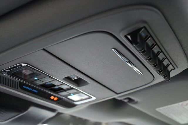 2025 Ford F-250SD LARIAT Crew Cab Pickup Slide 34