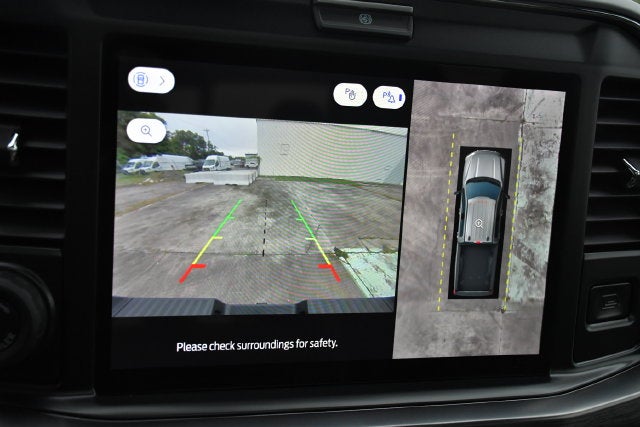 2025 Ford F-250SD LARIAT Crew Cab Pickup Slide 35