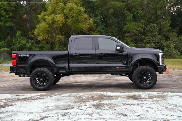 2025 Ford F-250SD LARIAT Crew Cab Pickup Slide 1
