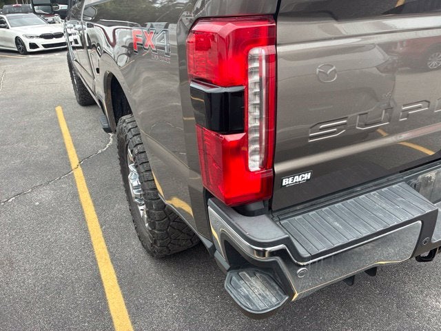 2023 Ford F-250SD LARIAT Crew Cab Pickup Slide 9