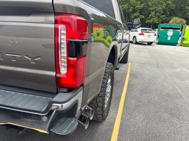 2023 Ford F-250SD LARIAT Crew Cab Pickup Slide 11