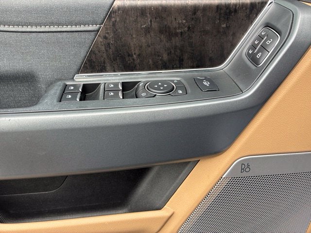 2023 Ford F-250SD LARIAT Crew Cab Pickup Slide 18
