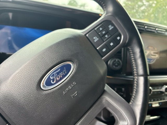 2023 Ford F-250SD LARIAT Crew Cab Pickup Slide 21