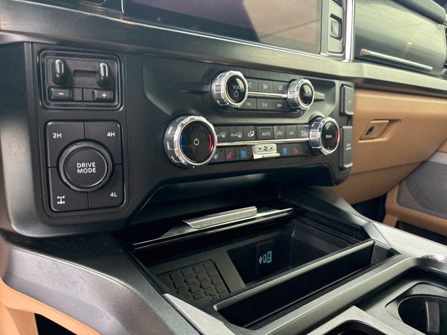 2023 Ford F-250SD LARIAT Crew Cab Pickup Slide 23