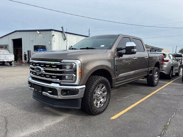 2023 Ford F-250SD LARIAT Crew Cab Pickup Slide 3