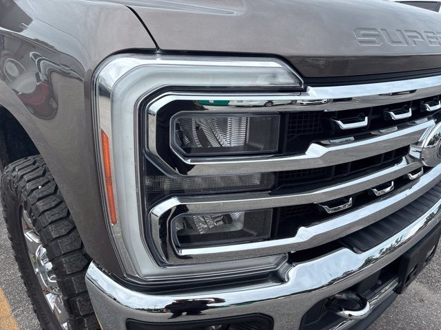 2023 Ford F-250SD LARIAT Crew Cab Pickup Slide 5