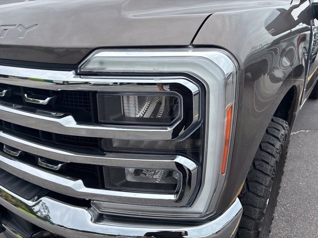 2023 Ford F-250SD LARIAT Crew Cab Pickup Slide 6