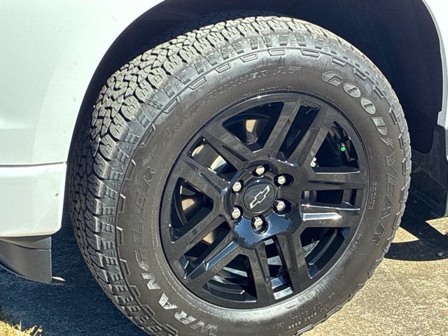 2023 Chevrolet Silverado 1500 CUSTOM Crew Cab Pickup Slide 9