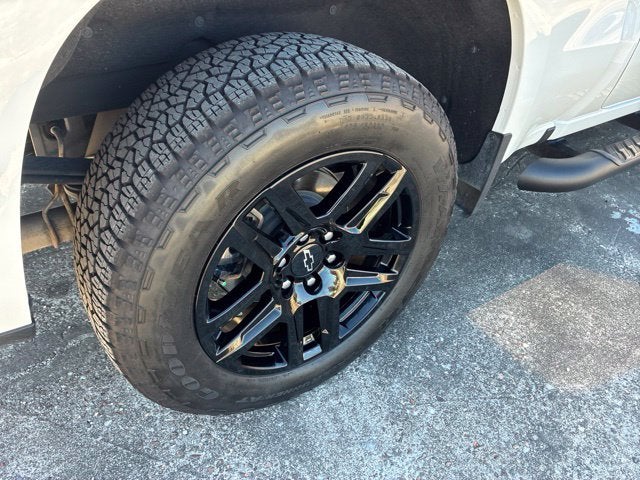 2023 Chevrolet Silverado 1500 CUSTOM Crew Cab Pickup Slide 15
