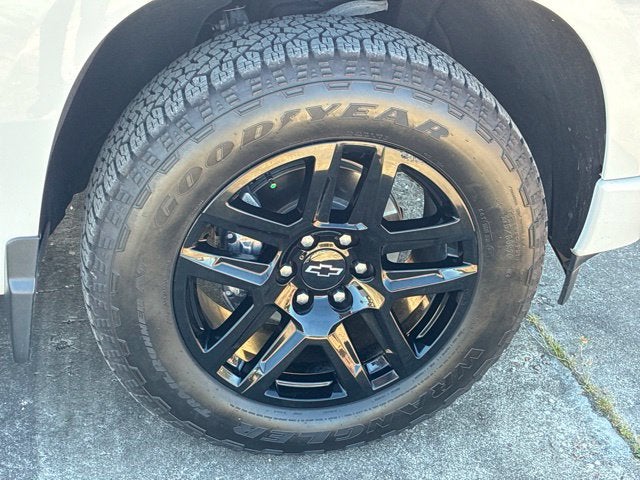 2023 Chevrolet Silverado 1500 CUSTOM Crew Cab Pickup Slide 15