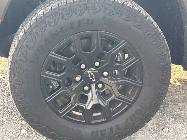 2024 Chevrolet Colorado TRAIL BOSS Crew Cab Pickup Slide 9