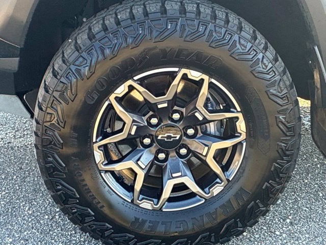 2026 Chevrolet Colorado ZR2 Crew Cab Pickup Slide 9