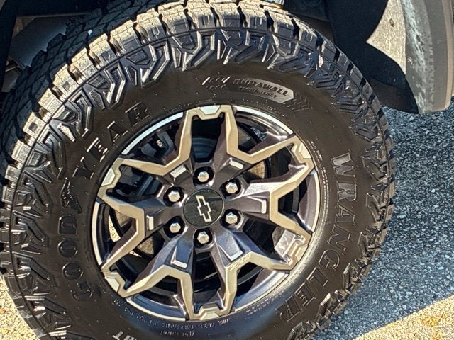 2026 Chevrolet Colorado ZR2 Crew Cab Pickup Slide 13