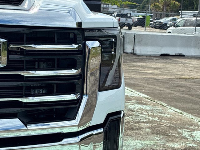 2025 GMC Sierra 2500HD SLT Crew Cab Pickup Slide 8