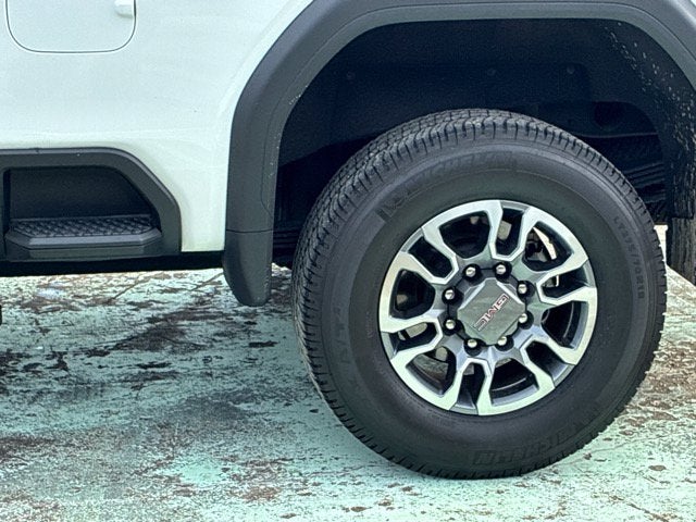 2025 GMC Sierra 2500HD SLT Crew Cab Pickup Slide 10