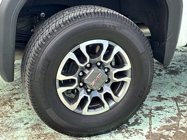 2025 GMC Sierra 2500HD SLT Crew Cab Pickup Slide 13