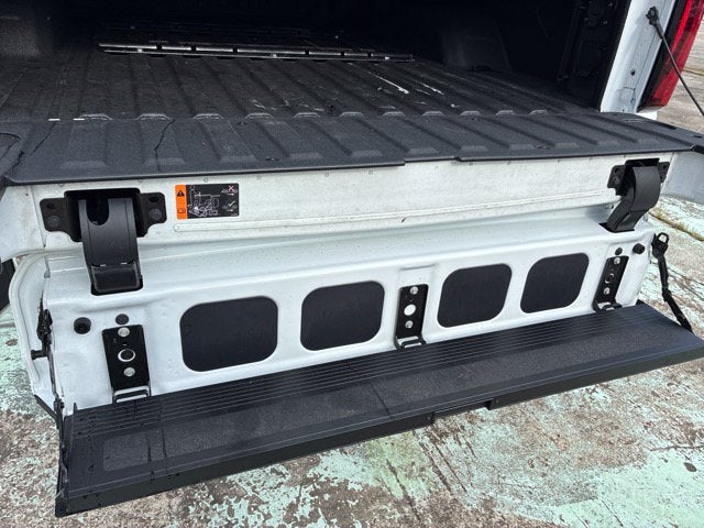 2025 GMC Sierra 2500HD SLT Crew Cab Pickup Slide 17