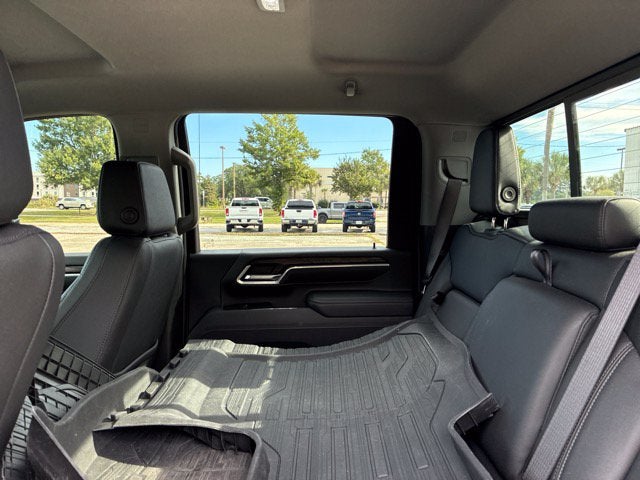 2025 GMC Sierra 2500HD SLT Crew Cab Pickup Slide 21